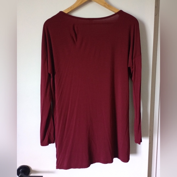 🙂Vanilla Bay Dark Red Top with Gold Glitter Reindeer Size Medium - Picture 3 of 7